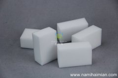 怎樣去除衛生間鏡子上的頑固水漬？用納米海綿